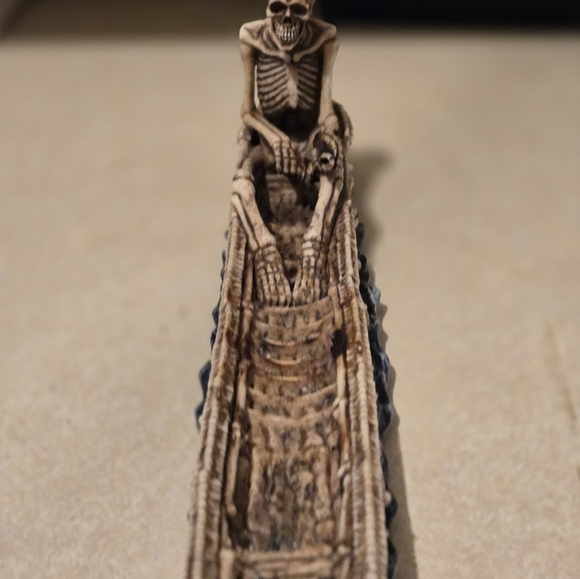 Skull in boat incense burner - Picture 7 of 7